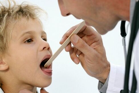 medicul examinează gâtul unui copil cu psoriazis
