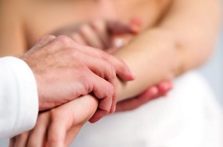 Dermatolog care examinează un pacient cu psoriazis